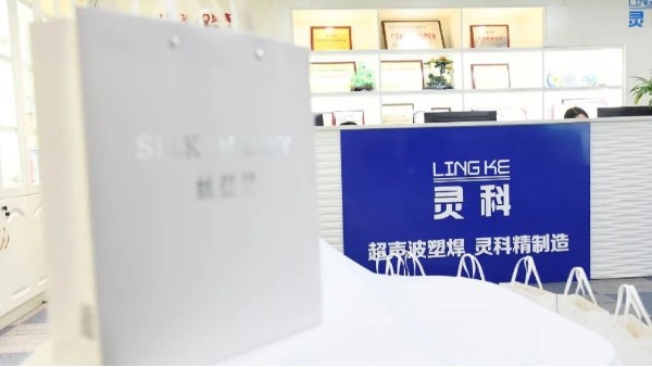 玉鼠辭舊，金牛迎新，靈科年禮賀新春！